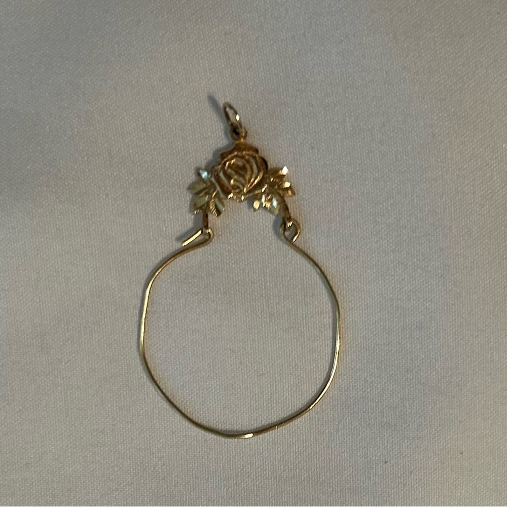 Elegant Gold Floral Bracelet - Picture 2 of 3
